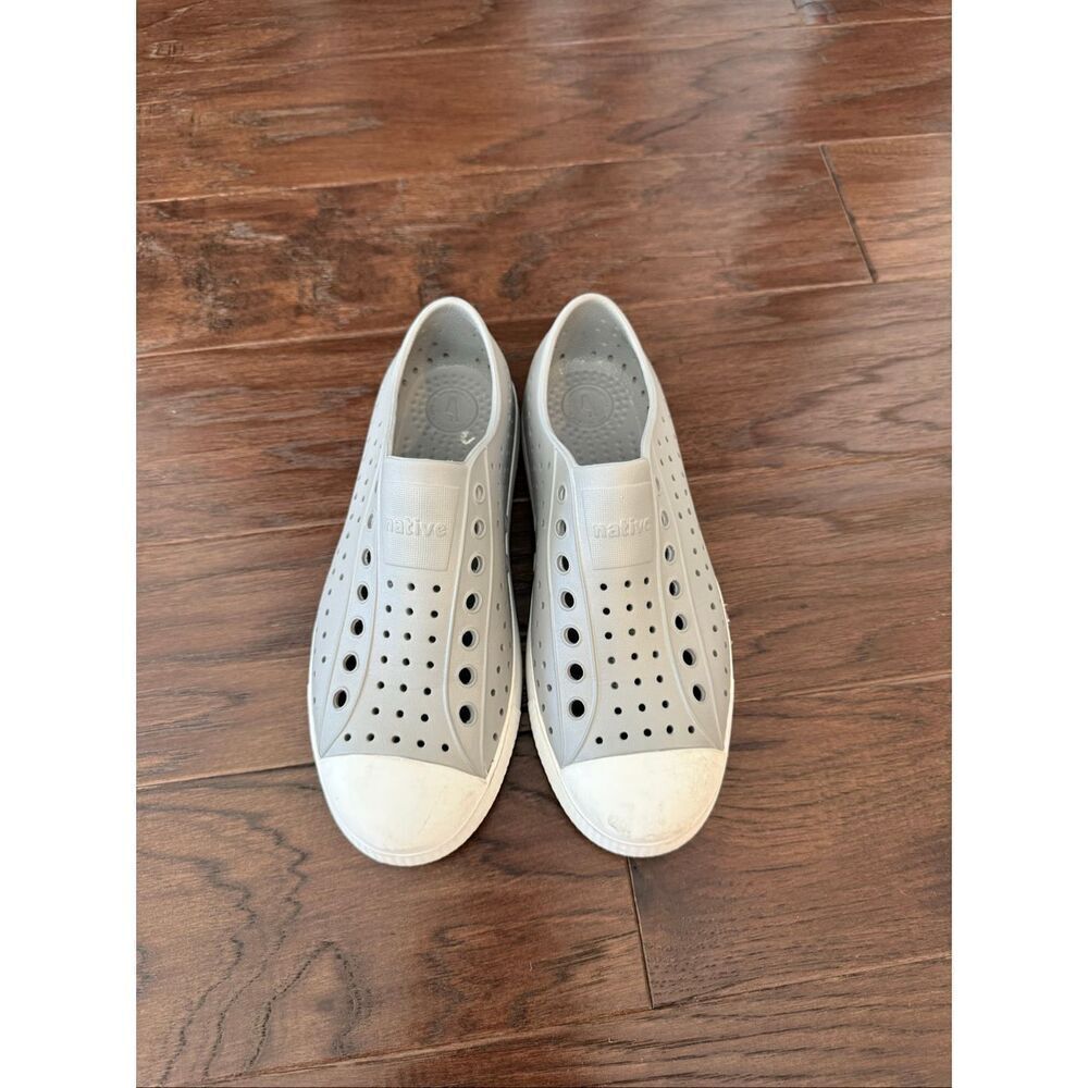 Native Jefferson Women’s Gray Slip on Shoes size 9